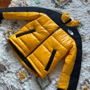 North Face puffer jacket women’s size M. Excellent used condition.